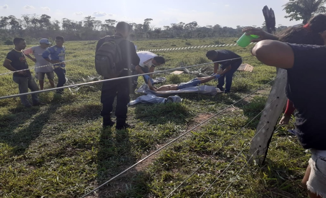 Fazendeiro contesta cerca na divisa de suas terras e não satisfeito mata colono com tiro na barriga 